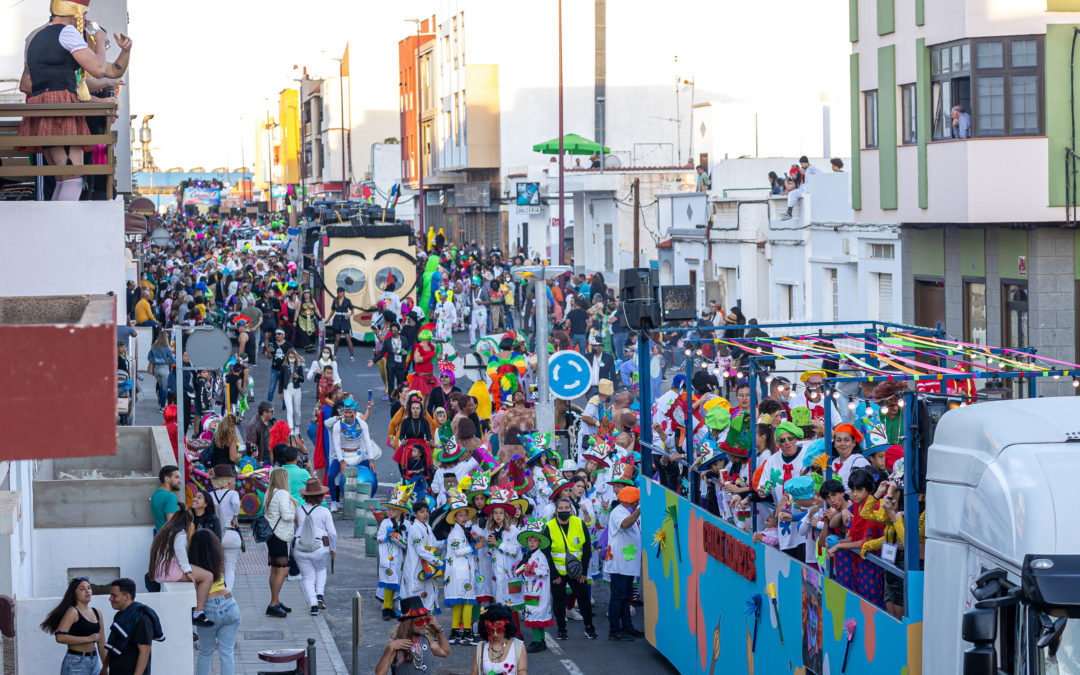 La Gran Cabalgata carnavalera llena de ritmo e ilusión las calles de Puerto del Rosario