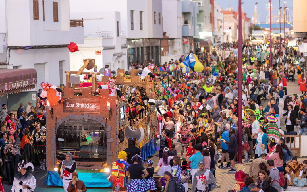 El Gran Coso Carnavalero de Puerto del Rosario recupera todo el brillo con 21 carrozas participantes y más de 7.000 personas en la calles