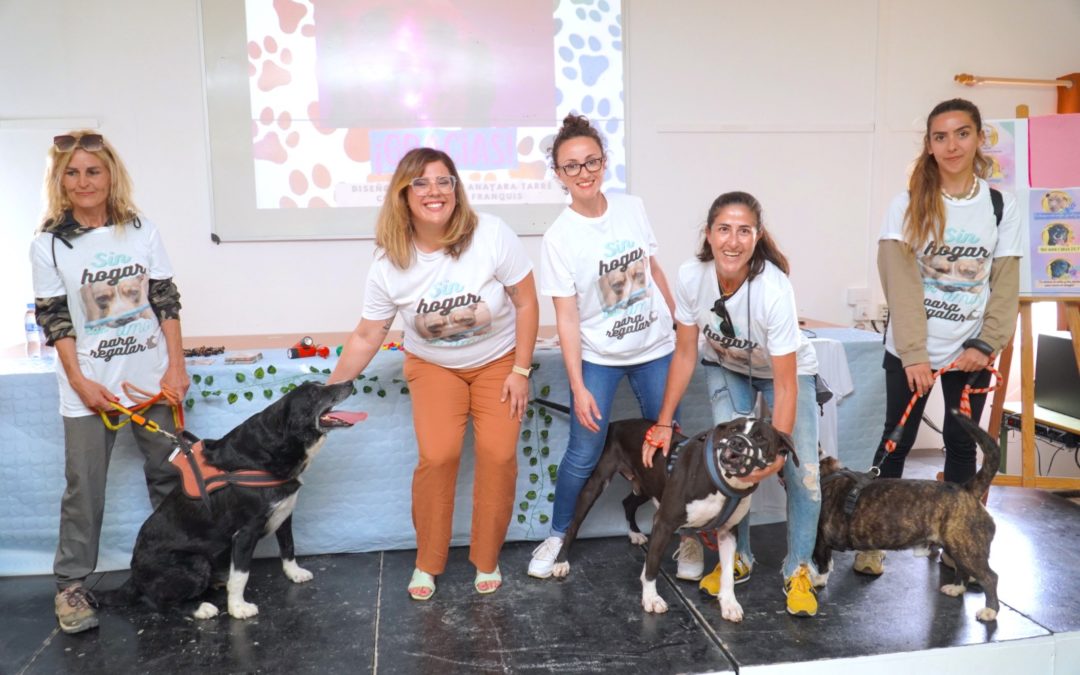 El alumnado del IES Puerto del Rosario recibe charlas de concienciación sobre el maltrato animal y para fomentar las adopciones de la perrera