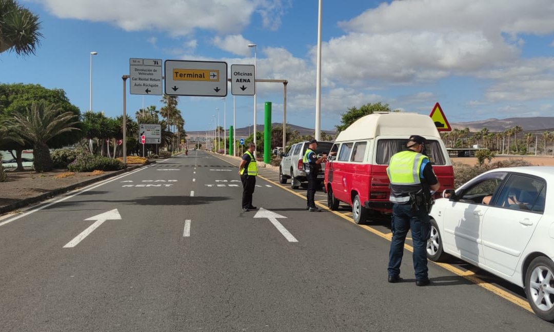 La Policía Local realiza controles a vehículos en el Aeropuerto por intrusismo en el sector del taxi