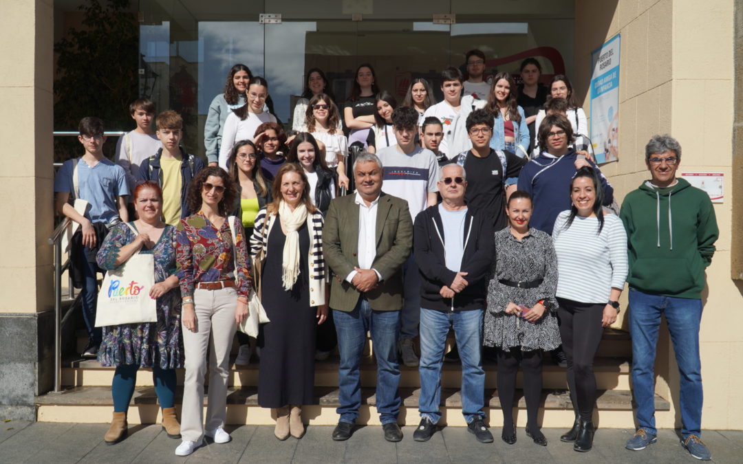 Doce estudiantes de Erasmus de Portugal con el IES Puerto del Rosario visitan y conocen el Ayuntamiento capitalino