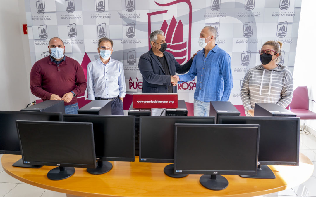 El Ayuntamiento dona seis equipos informáticos a la Asociación Vecinal y Jóvenes ‘El Castillejo’ de Tesjuate y Los Llanos Pelados