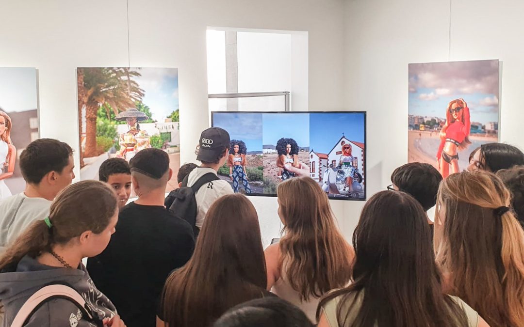 Escolares de Puerto del Rosario visitan las exposiciones de la Casa de la Cultura