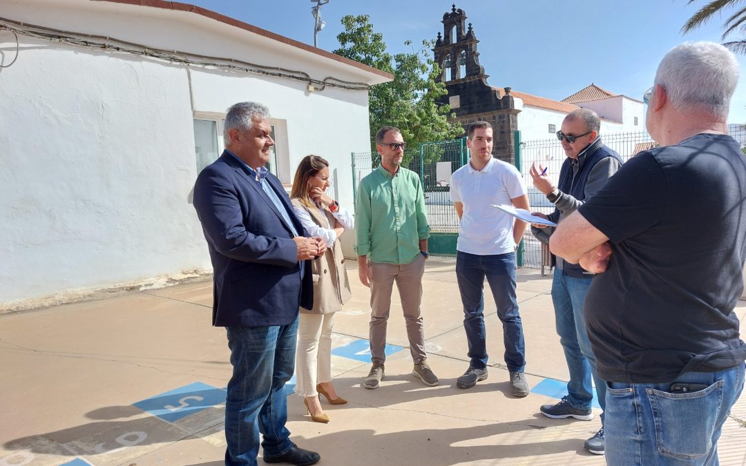 El Ayuntamiento inicia la instalación de nuevos vallados en los colegios rurales de Casillas del Ángel, Ampuyenta y Tefía