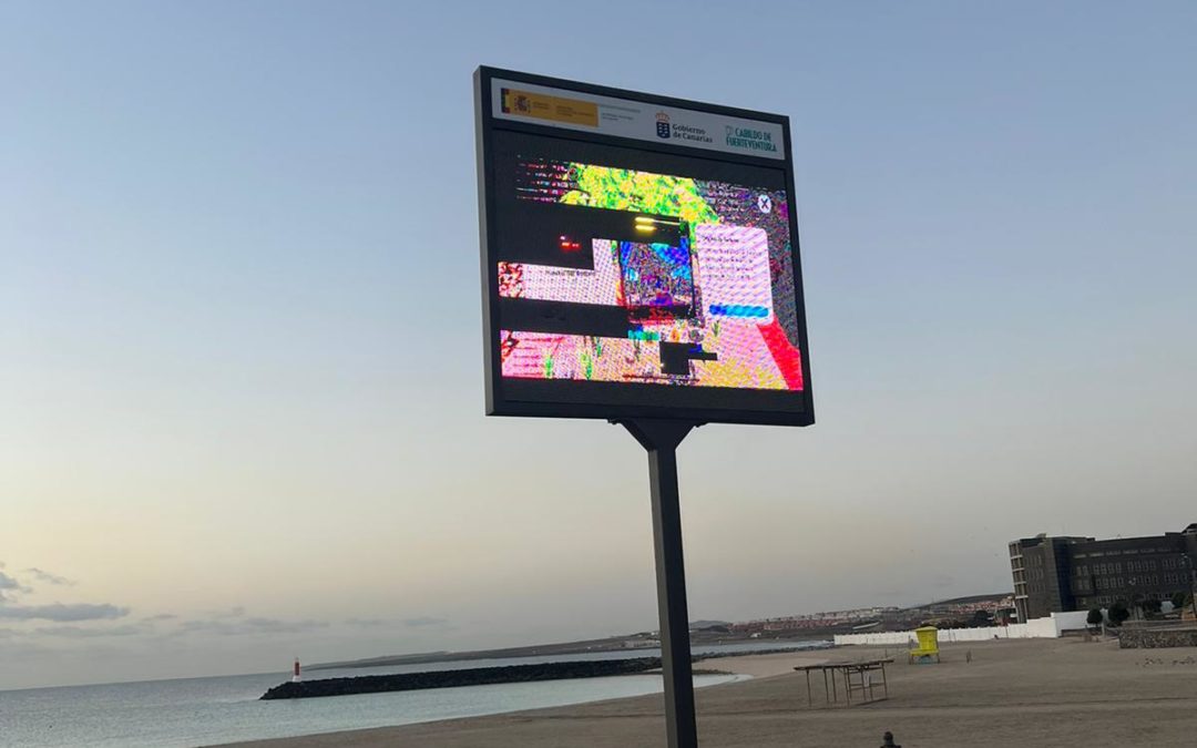 Puerto del Rosario condena los actos vandálicos a la pantalla digital con información turística de la avenida marítima