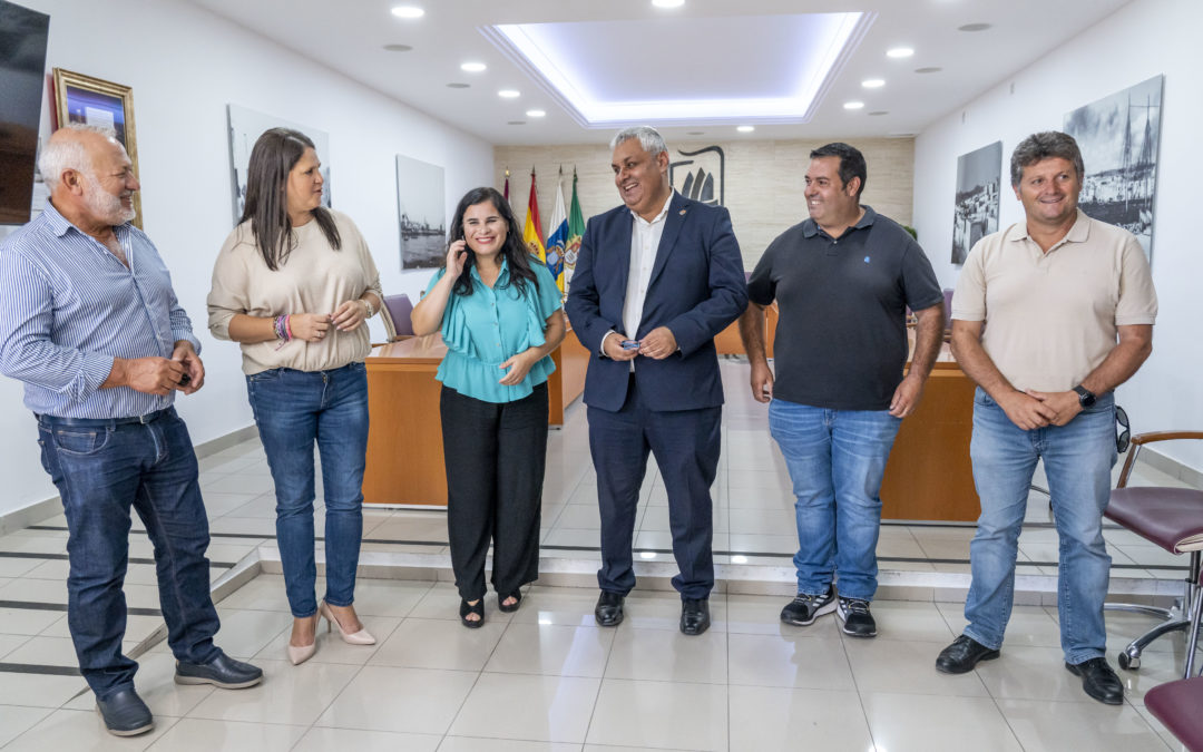 La presidenta de la FECAM, Mari Brito, y el Comisionado de los alcaldes majoreros, Juan Jiménez, se reúnen con los alcaldes y alcaldesas de Fuerteventura