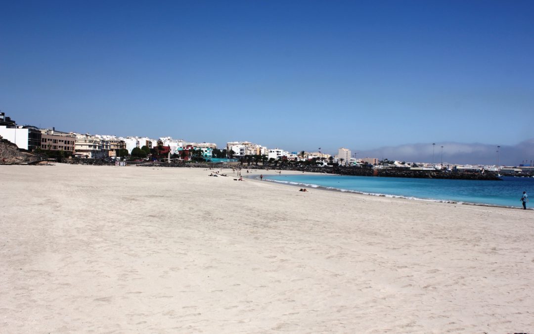 La Playa de Los Pozos mejora la calidad de su arena de forma periódica