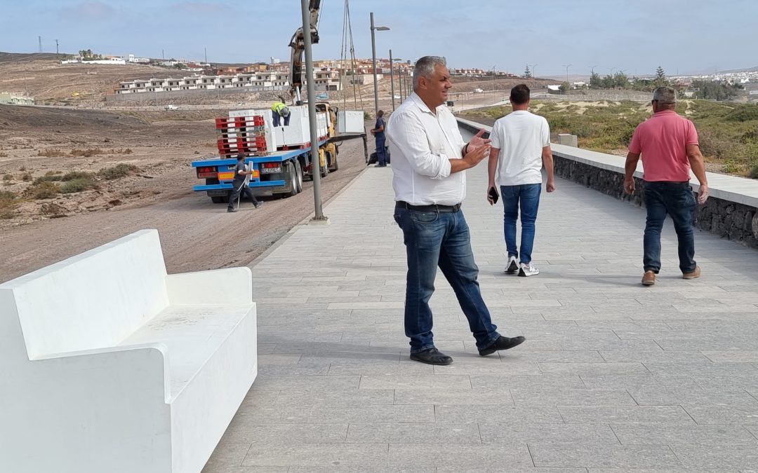 El Ayuntamiento culmina la obra emblemática de la avenida marítima con la instalación del mobiliario urbano