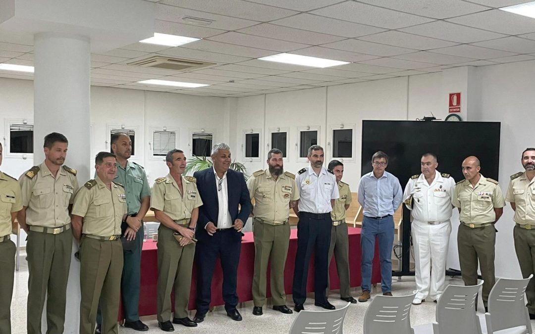 El alcalde felicita al Regimiento Soria 9 por su trabajo expuesto sobre el papel del cuerpo militar desde su adhesión a la OTAN