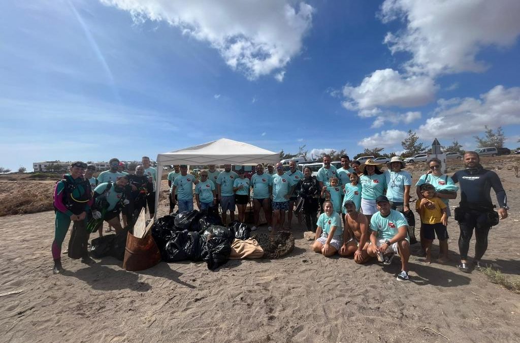Una veintena de voluntarios participan en la campaña de limpieza del fondo marino de Puerto Lajas