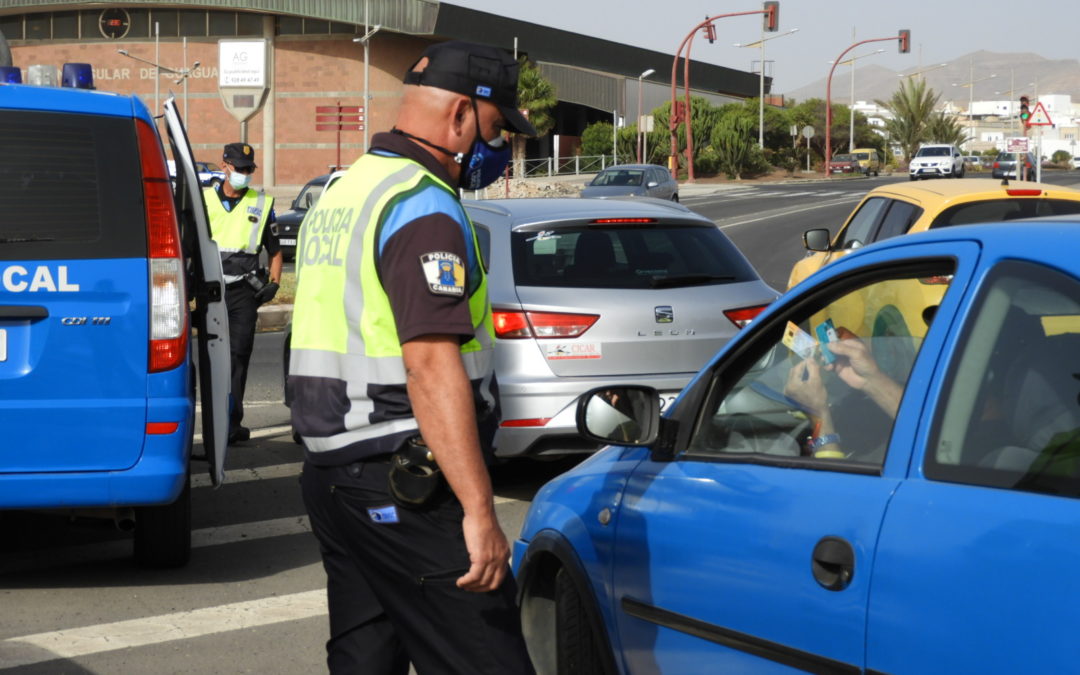 La Policía Local de Puerto del Rosario realiza controles de tráfico y vela por el cumplimiento de las medidas de prevención y contención de la Covid-19 en el municipio
