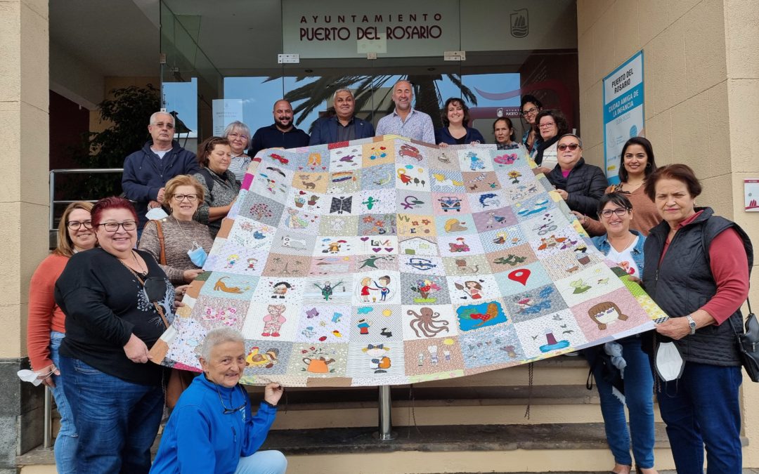 El Ayuntamiento apoya el proyecto ‘Cosiendo Sueños’, la manta solidaria impulsada por la asociación vecinal de Tesjuate