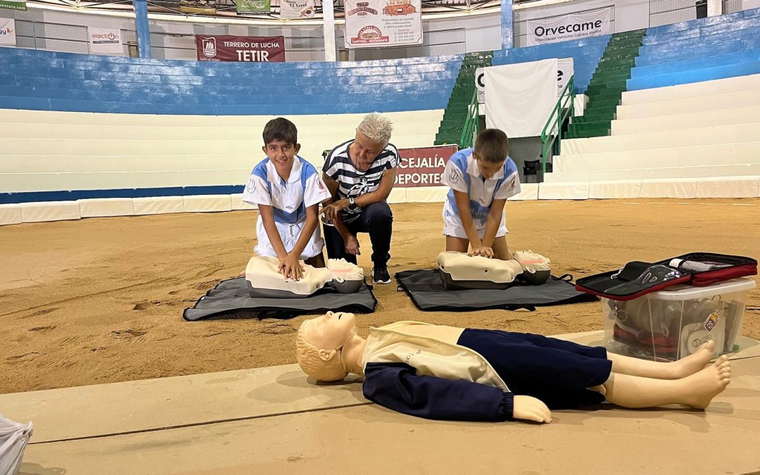 Los niños y niñas participantes en el Campus de Lucha del CL Tetir aprenden a salvar vidas