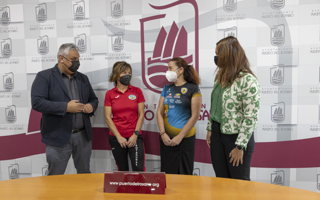 El Ayuntamiento felicita a las atletas Mar Otero y Montse García por su reciente proclamación como campeonas de Canarias de marcha y trail