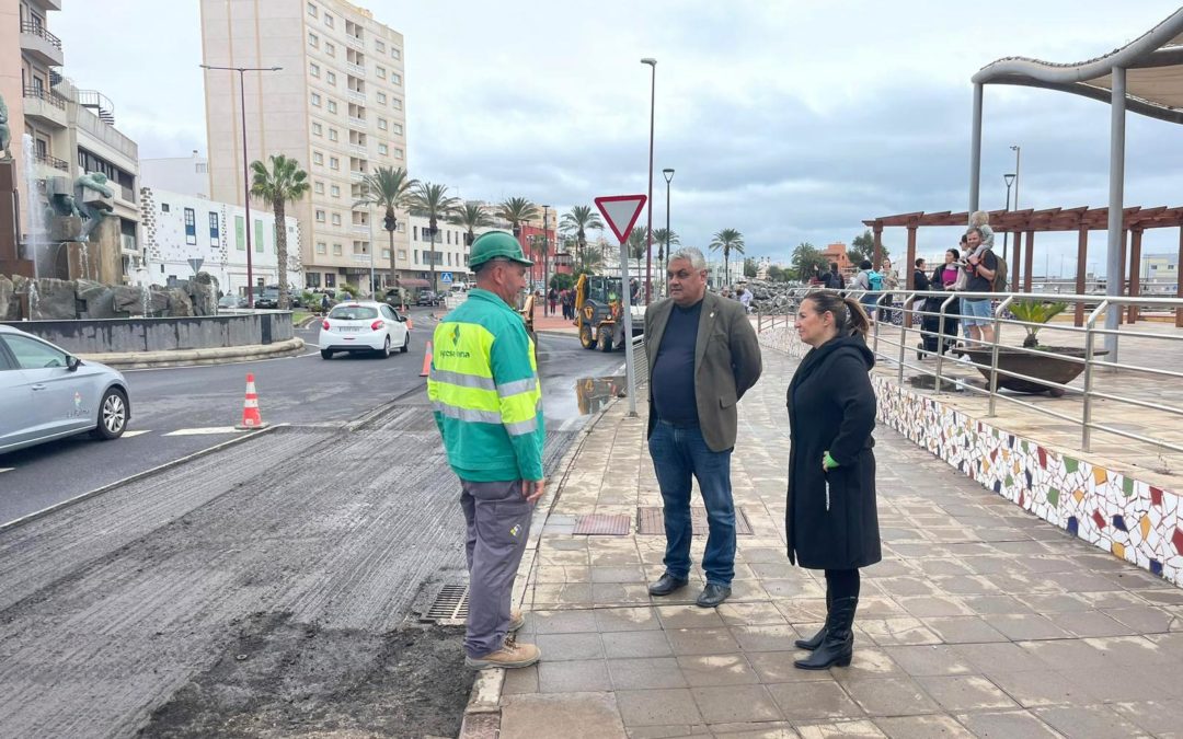 El Ayuntamiento reasfalta la carretera de la Avenida Reyes de España que llevaba 10 años en mal estado