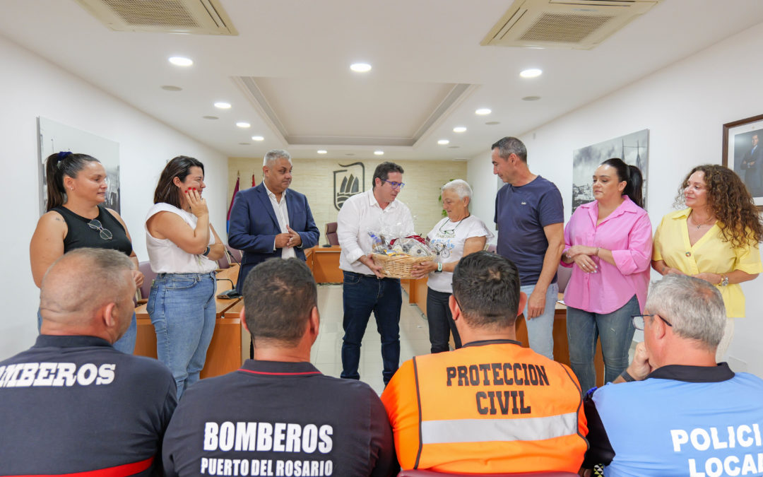 Puerto del Rosario reconoce a Esperanza Bardanca tras 40 años de servicio en los que se ganó el cariño de los majoreros