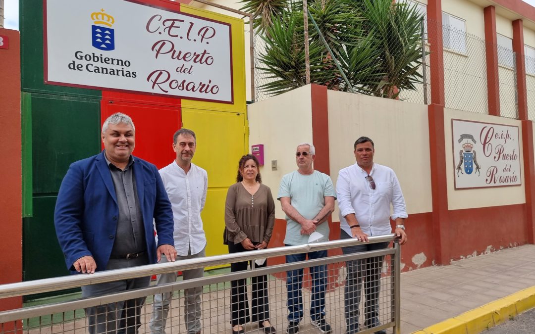 El Ayuntamiento inicia la instalación de nuevos vallados en el CEIP Puerto del Rosario y el centro educativo Poeta Domingo Velázquez de El Matorral