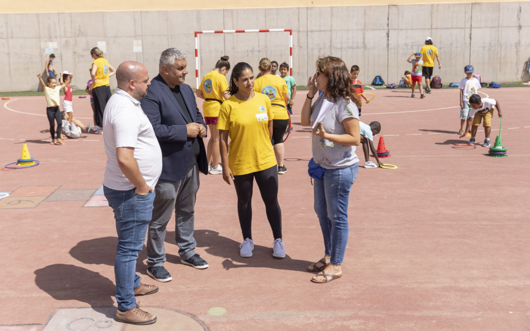El alcalde Juan Jiménez y el concejal David Perdomo visitan ‘Grandes Aventurer@s’,  la primera escuela de verano creada por la Concejalía de Participación Ciudadana