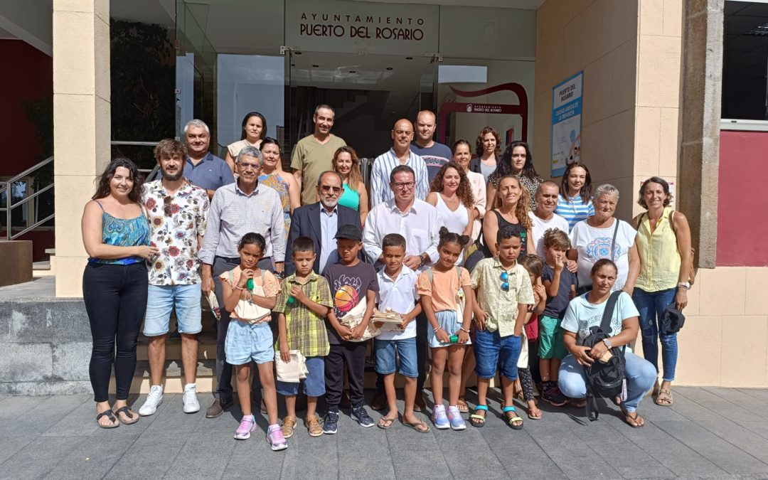 Siete menores saharauis participantes en el programa ‘Vacaciones en Paz’ visitan el Ayuntamiento de Puerto del Rosario