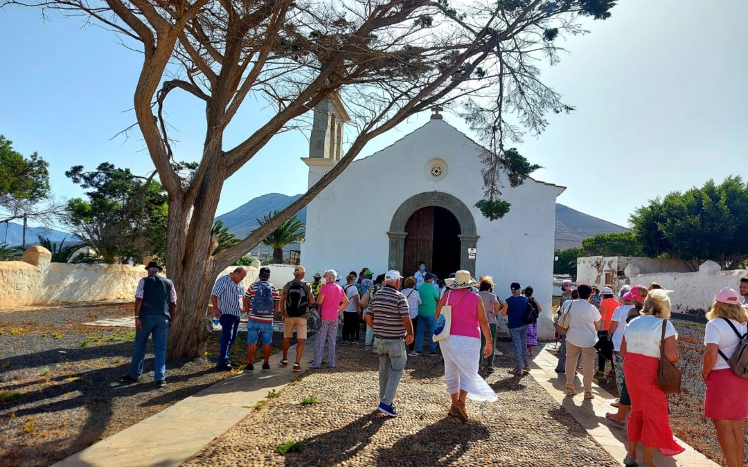 Los y las mayores de Puerto del Rosario visitan el casco histórico del pueblo de La Ampuyenta con el programa ‘Allanando el Camino’